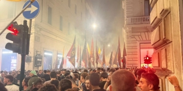 Tifosi romanisti in via del corso