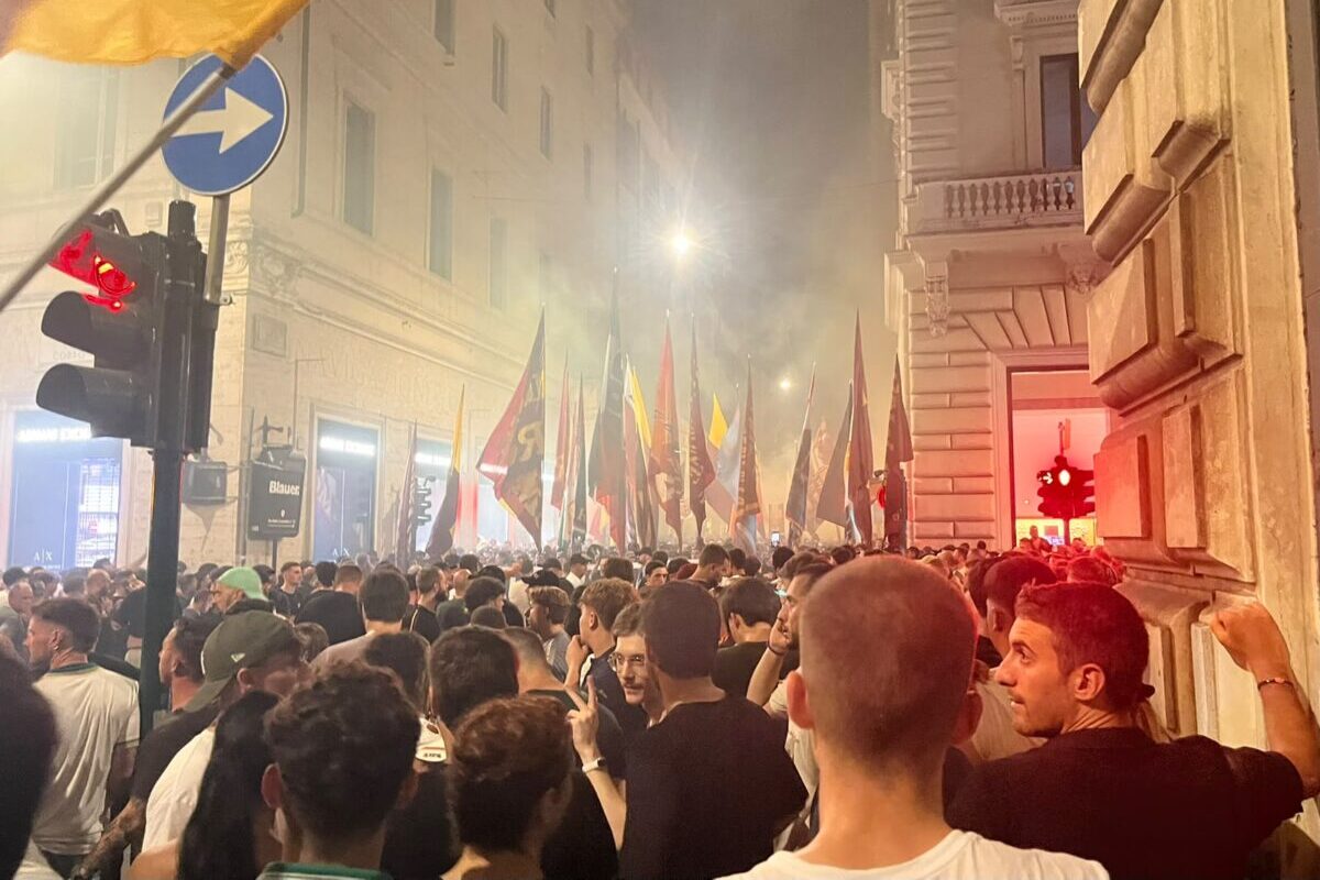 Tifosi romanisti in via del corso