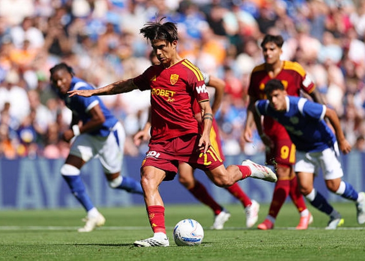 Dybala Calcia il rigore Cardiff-Roma 01082026