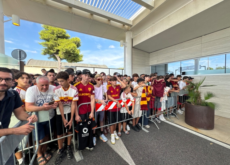 Mora Tifosi aspettano arrivo a Ciampino 18082026