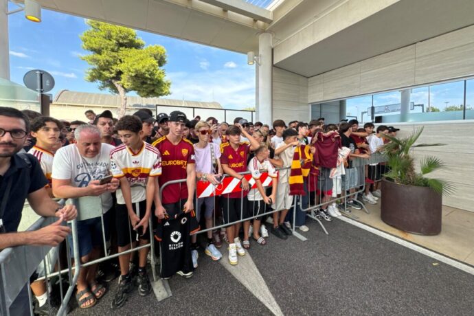 Mora Tifosi aspettano arrivo a Ciampino 18082026
