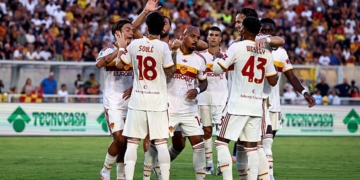 Malen Esulta gol con compagni Lecce-Roma 2 31082026