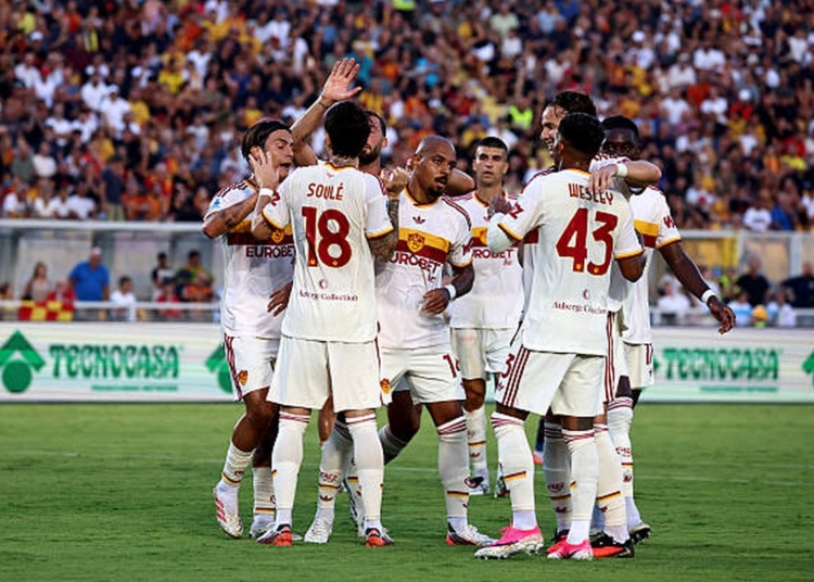 Malen Esulta gol con compagni Lecce-Roma 2 31082026