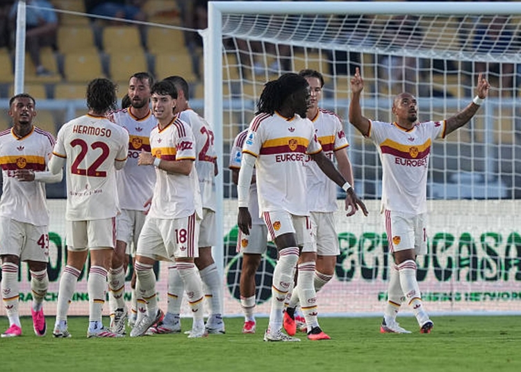 Malen Esulta gol con compagni Lecce-Roma 31082026