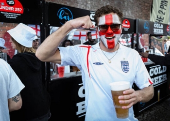 Tifoso inglese con birra