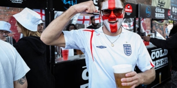 Tifoso inglese con birra