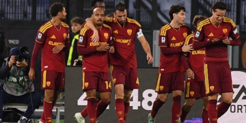 Malen Esulta gol con compagni Roma-Cagliari 2 27102026