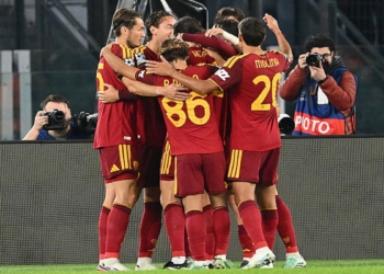 Hermoso Esulta gol con compagni Roma-Slovan 2 20102026