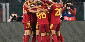 Hermoso Esulta gol con compagni Roma-Slovan 2 20102026