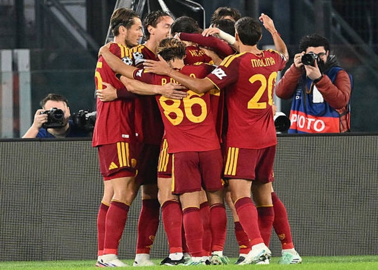 Hermoso Esulta gol con compagni Roma-Slovan 2 20102026