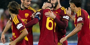 Hermoso Esulta gol con compagni Roma-Slovan 20102026