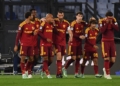 Malen Esulta gol con compagni Roma-Cagliari 27102026