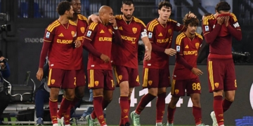 Malen Esulta gol con compagni Roma-Cagliari 27102026