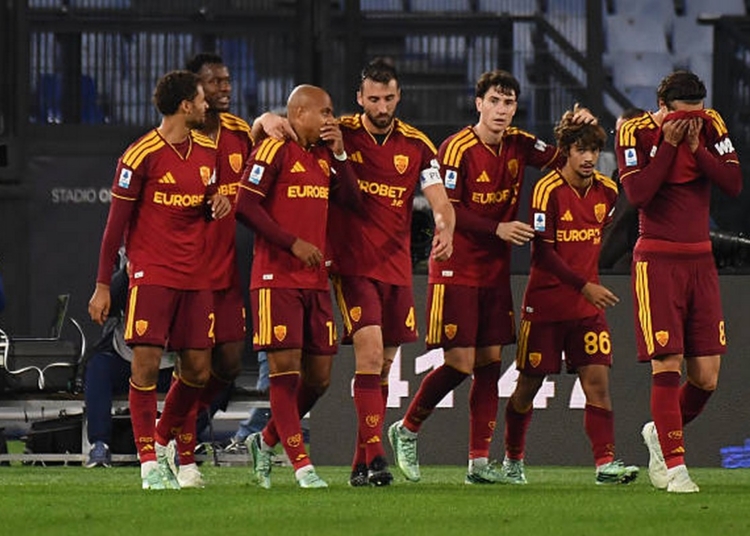 Malen Esulta gol con compagni Roma-Cagliari 27102026