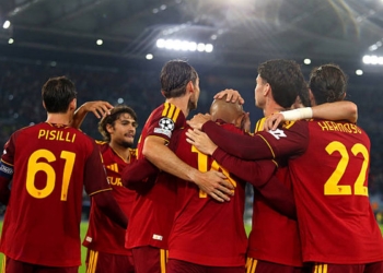 Malen Esulta gol con compagni Roma-Slovan 20102026