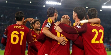 Malen Esulta gol con compagni Roma-Slovan 20102026
