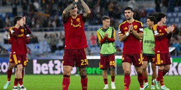 Mancini Saluta tifosi Roma-Slovan 20102026