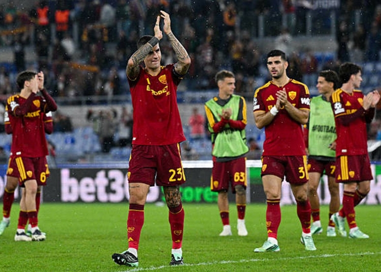 Mancini Saluta tifosi Roma-Slovan 20102026