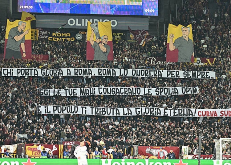 Mourinho Tributo curva sud striscione Roma-Real Madrid 14102026