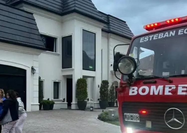 Paredes Casa Argentina a fuoco
